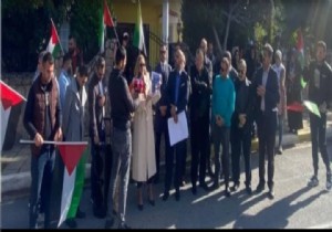 UBP li Milletvekili Yasemin ztrk Girne de CHABAD protesto etti